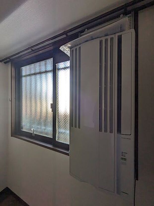 通常のエアコンが設置できないため、壁掛けのエアコンを設置しております。