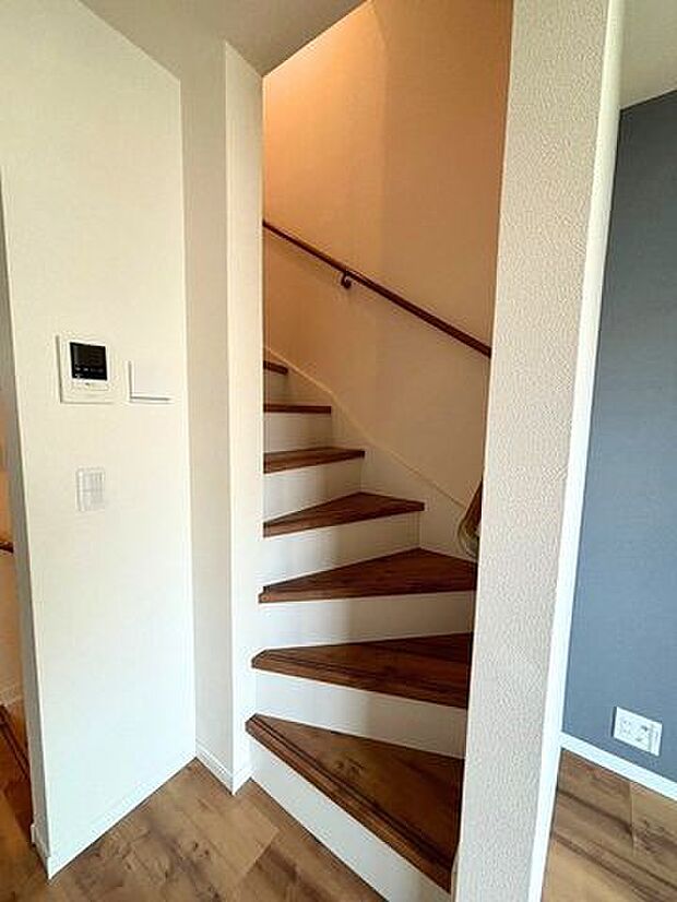 2階〜3階への階段
