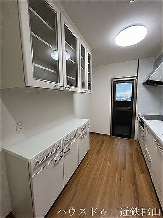 白で統一されたキッチン　戸棚もついており　収納力もしっかり