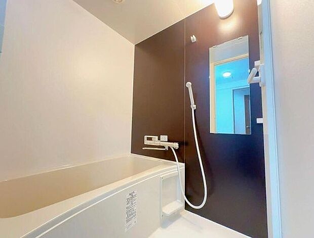 ひろい浴室白がすっきりと清潔感あります