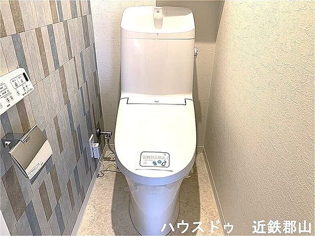 清潔感があるトイレデザインクロスがいい感じですね