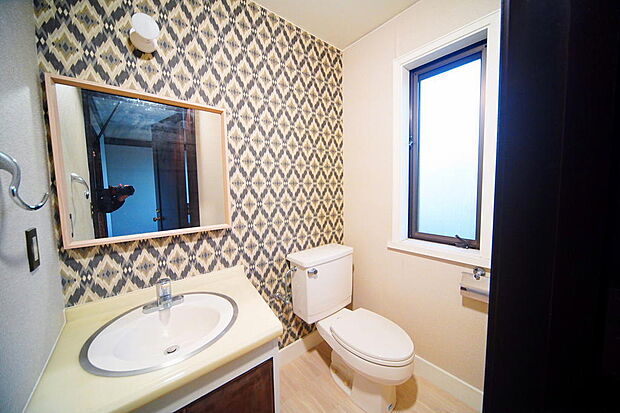 ２階のトイレは北欧のプチホテルの様な素敵なサニタリールームになっております。