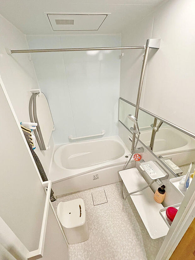 リフォーム済みの浴室。横長の鏡が設置され、浴室内が広く感じられます。  