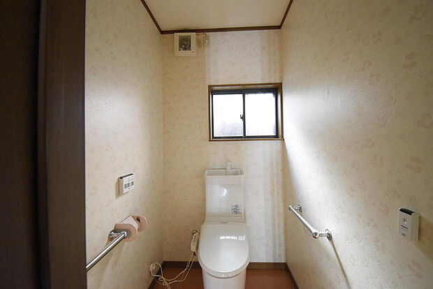 トイレはゆったりと広く、窮屈さを感じません。窓があるため、空気がこもらず清潔感があります。