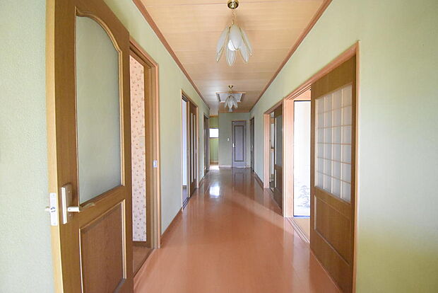 広い廊下は、お家全体にゆとりがある印象を与えます。