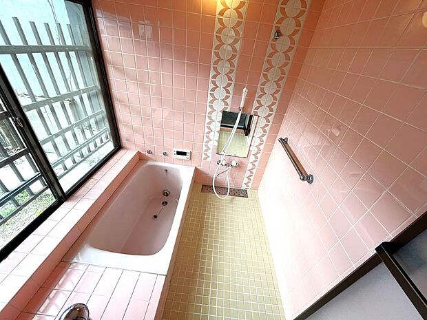 浴室はレトロなピンク色のタイルで、明るく穏やかな気持ちになれます。天井が高く開放的です。