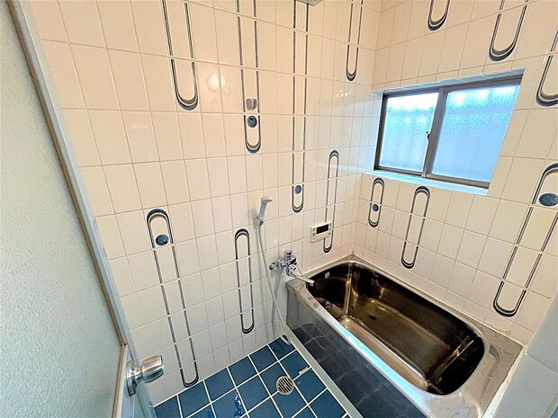 アーティスティックなタイルで、宇宙空間や海をイメージしたような浴室です。タイルの模様が縦になると、天井がより高く感じられますね。