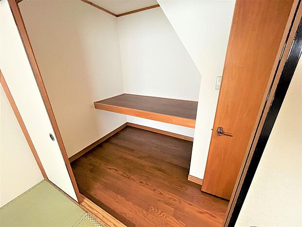 クローゼットには廊下側からも出入り可能です。中には造り付けの棚があるので、ミニ書斎のように、趣味に没頭する場所としても利用できそうですね。
