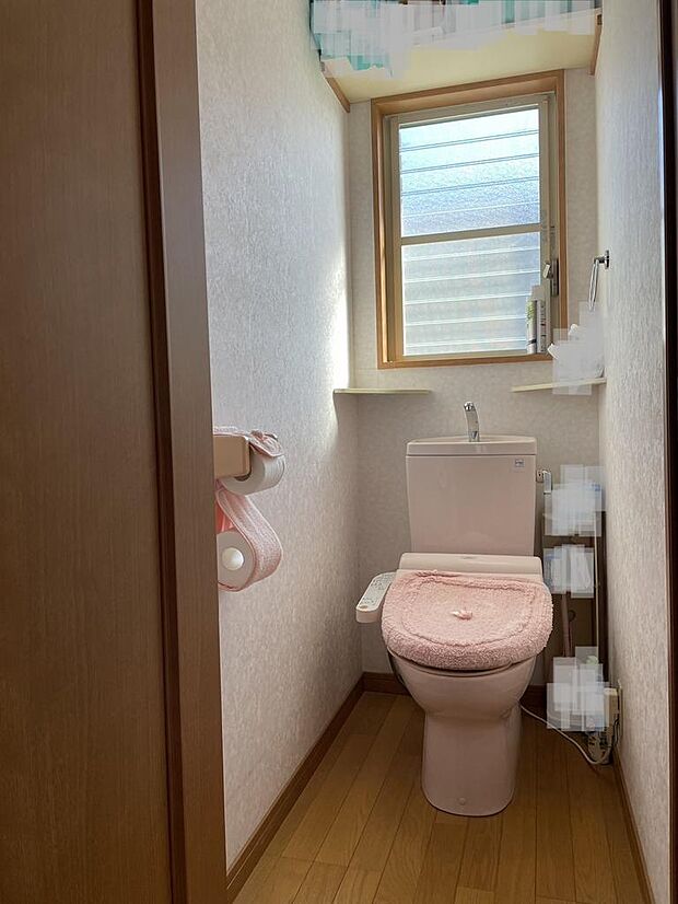 2階トイレ　温水洗浄暖房便座付き