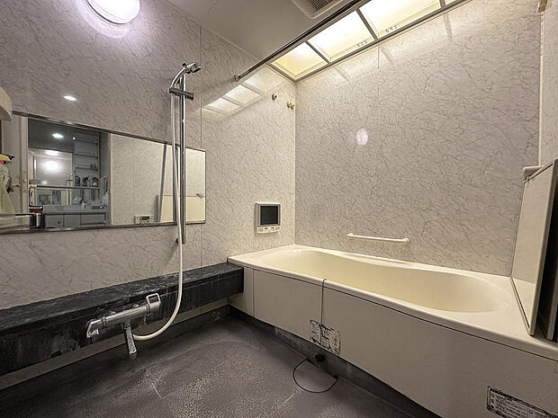1620サイズのゆったりとできるバスルーム。浴室乾燥機付きのため洗濯物を干すことができます。