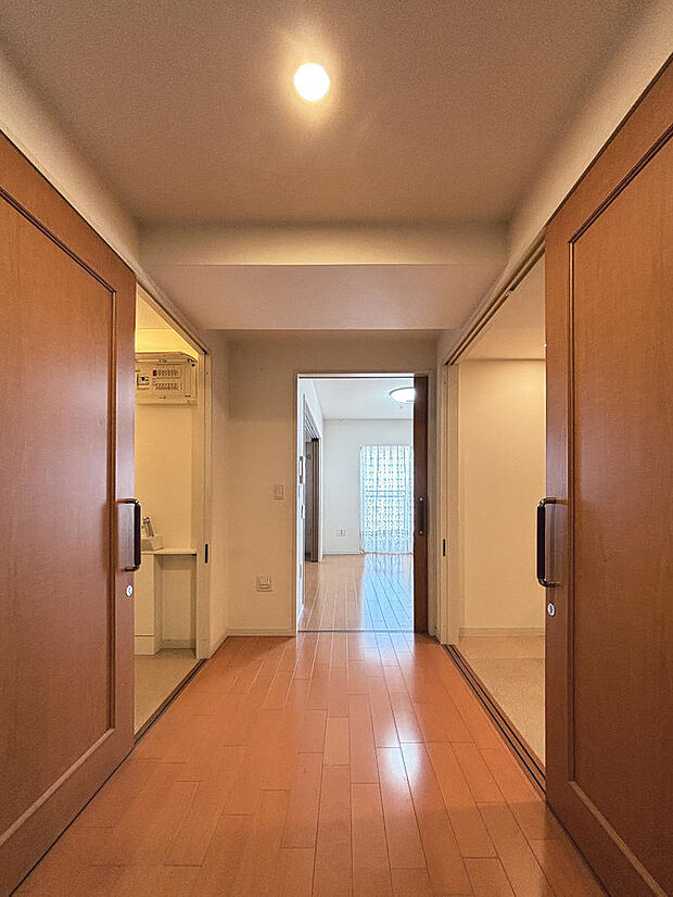 廊下が広く全室引き戸を採用しています。