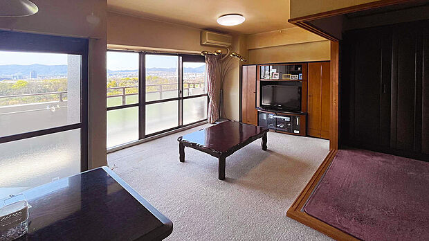 窓の外の景色を楽しめる開放的な13帖のリビングダイニング。和室とひと続きにすると19帖の広々空間として使用可能です。