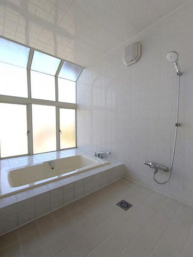 大きな浴室 窓が大きく明るいです 水栓を交換しています