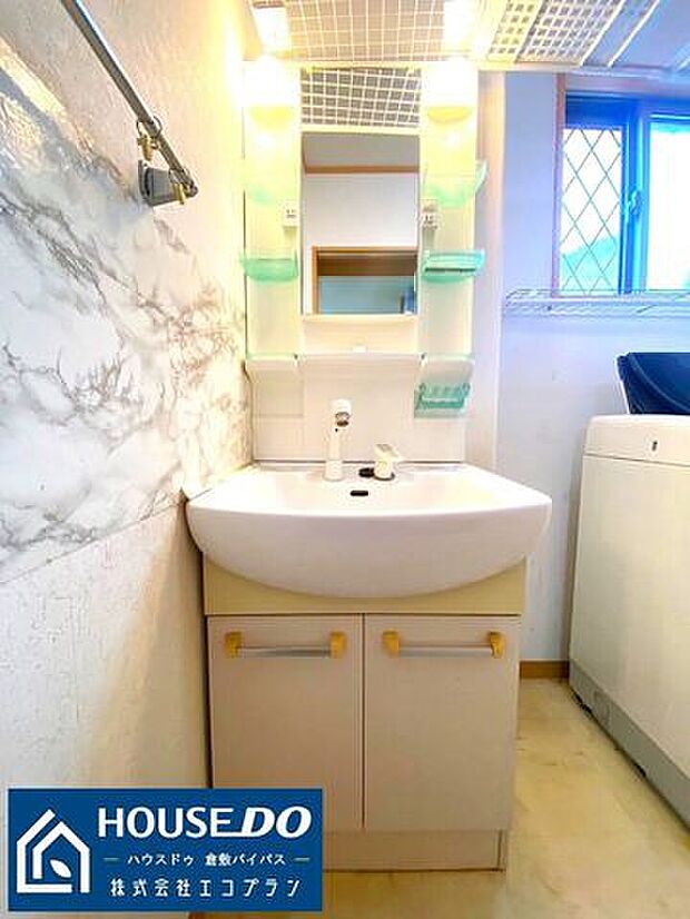 《洗面台》鏡横と洗面台の下に収納スペースがありますので、鏡横には使用頻度の高い物を置いたり、下の収納には日用品のストックを置いたり分けて収納ができるので便利です♪