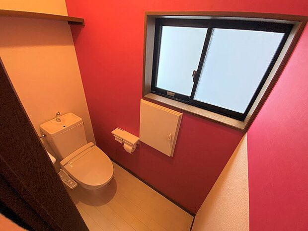 1.2階にゆったり広々落ち着くトイレ。2階トイレはウォシュレット付きで、室内に窓もあり換気もばっちり