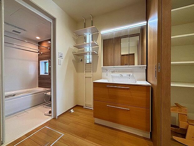 玄関とキッチンの両方から２ＷＡＹアクセスが可能な洗面室です。