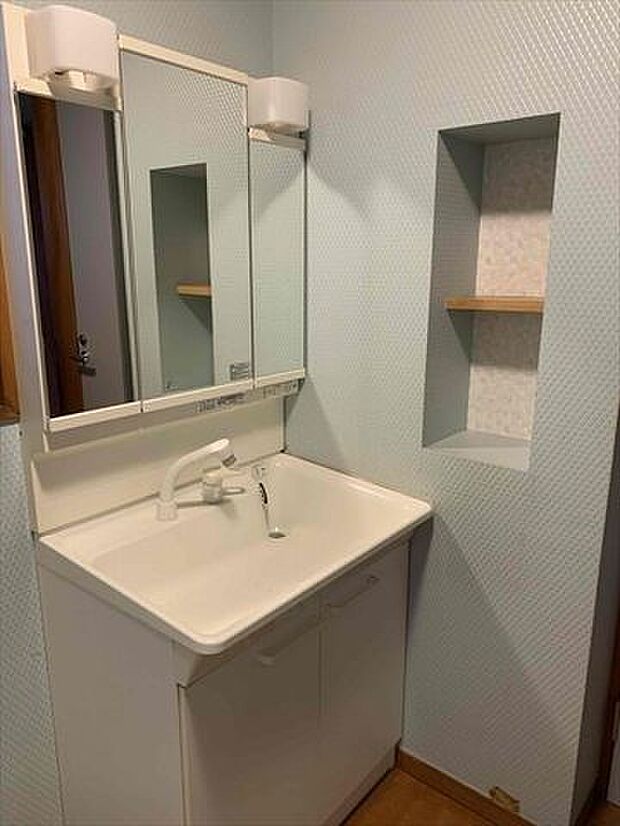 洗面台の鏡裏は収納スペースになっています。隠す収納でスッキリ周辺を片付けることが出来ます。右側にも収納スペースがあり、こちらは見せる収納でお気に入りの小物を飾ってみてはいかかでしょうか♪