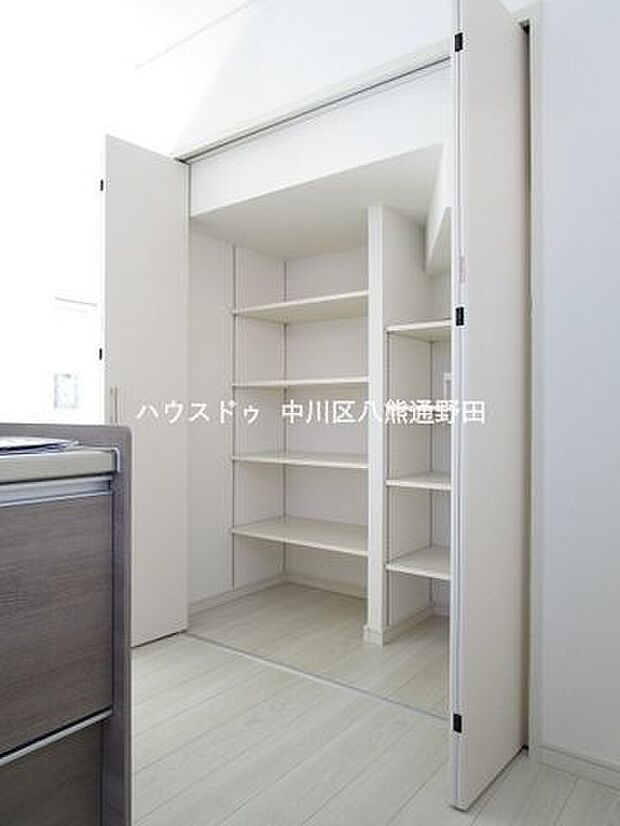 キッチン横にある収納スペースはパントリーとして使うことが出来ます。棚板は可動式で、好きな高さに調節することが出来るので、収納物に合わせた高さ調整をすることが可能です。（2023年3月7日　撮影）