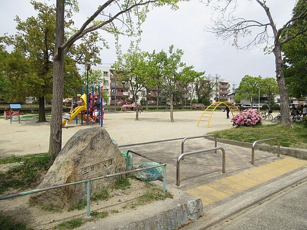 三日月公園　鉄棒やブランコ（幼児用含む）のほか、子どもが喜ぶターザンロープや太鼓橋、コンビネーション遊具があります。広場もあるので、思いっきり遊べます。 140m