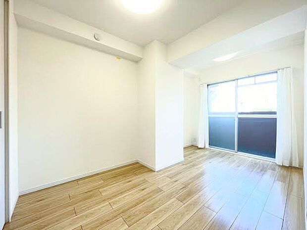 5.9帖洋室：壁の色、照明や家具をこだわればゆとりのある快適な自由空間づくりができます。