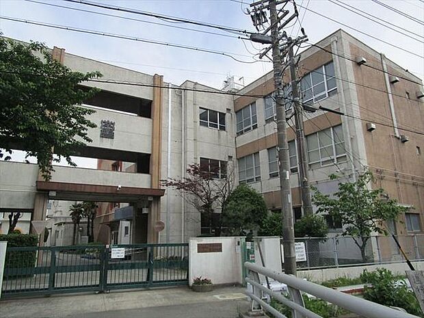 名古屋市立常磐小学校　【校訓】正しく・・・約束や決まりを守り、善悪の判断のつく子/強く・・・心身ともにたくましく、健康に気をつける子/明るく・・・知を大切にし、友だちと仲良く活動できる子 750m