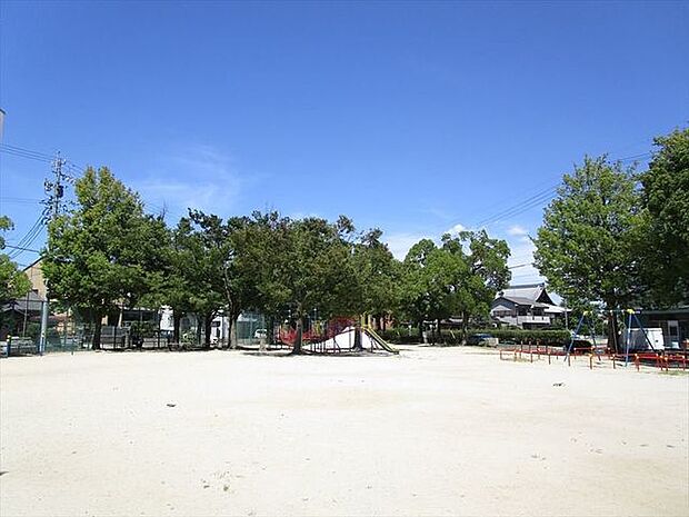 吉良第二公園　トイレはありませんが、富士山型の遊具やグランドがあります。 60m