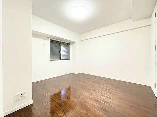 7帖洋室：壁の色、照明や家具をこだわればゆとりのある快適な自由空間づくりができます。