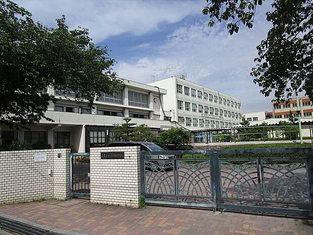 名古屋市立一柳中学校　昭和26年開校された歴史ある学校です。校舎も最近大規模改装されました。小学校は荒子小学校，野田小学校の2小学校です。 790m