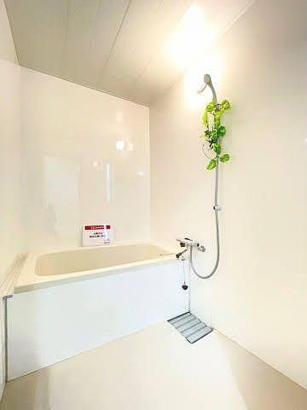 ホワイトカラーで統一されている清潔感ある印象をうける浴室です。