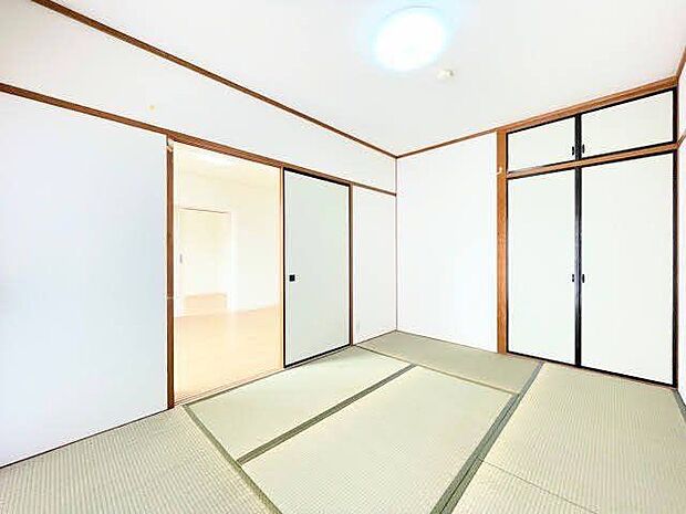 6帖和室：収納スペースがあるのでスッキリとした空間を保てます。