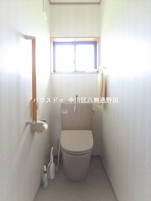トイレは1階に2ヶ所設置されています。小窓が設置されているので換気しながら掃除することができます。