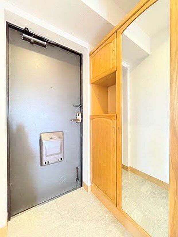 玄関には収納棚が設置されています。小物などを置いておけるスペースもあるのでアルコール消毒液などを常に配置できます。