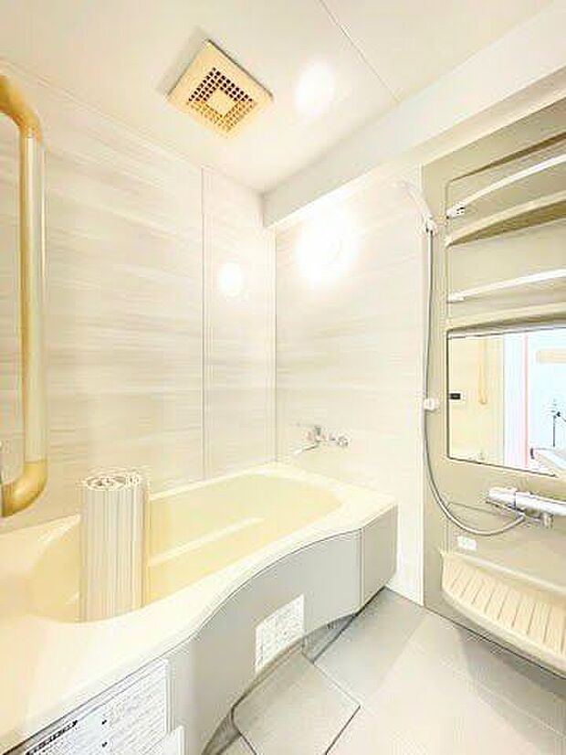 浴室は広々としています。シャンプーやリンスなどを置いておける棚が付いているので衛生面◎シャワーヘッドの高さは2ヶ所付いているので高さを楽に変えることができます。