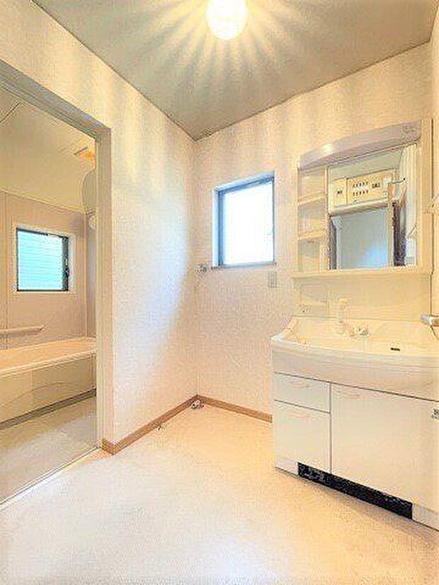 洗面所には小窓が設置されています。お風呂上がりのこもりがちな湿気をすぐに換気できます。(2023年5月22日　撮影)