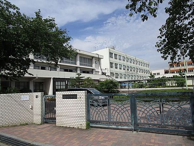 名古屋市立一柳中学校　昭和26年開校された歴史ある学校です。校舎も最近大規模改装されました。小学校は荒子小学校，野田小学校の2小学校です。 810m