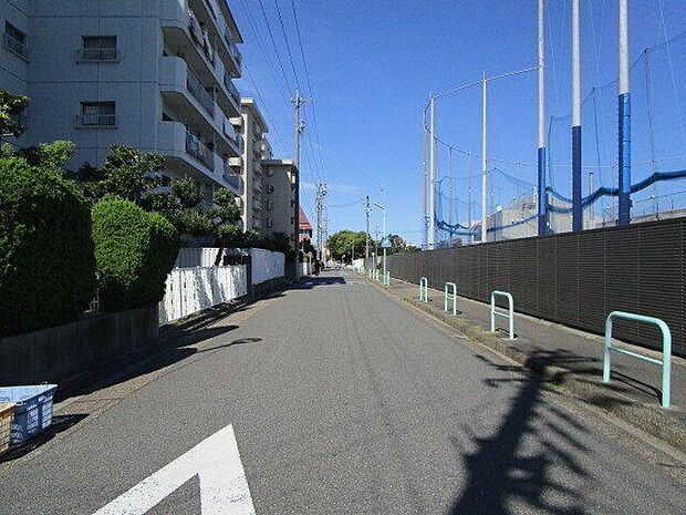 周辺には名古屋球場があります。前面道路は一方通行の道もあるので、交通量はさほど多くはありません。