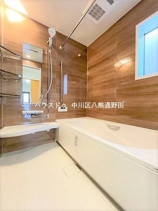 浴室は木目調のクロスが設置された落ち着いた空間になっています。シャンプーなどを置いておける棚は取り外し可能です！お手入れも楽にできますね。