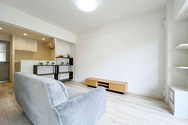 【LDK：11.7帖、家具・家電付き！】白を基調としたリビングは清潔感のある空間となっております。