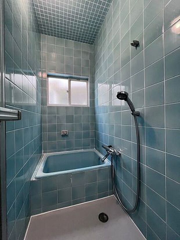 リフォーム内容「浴室壁パネル張り」青いタイルが可愛い浴室です！