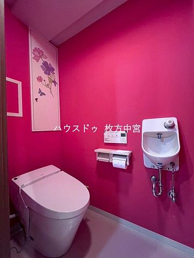 手洗い洗面台付きのトイレです