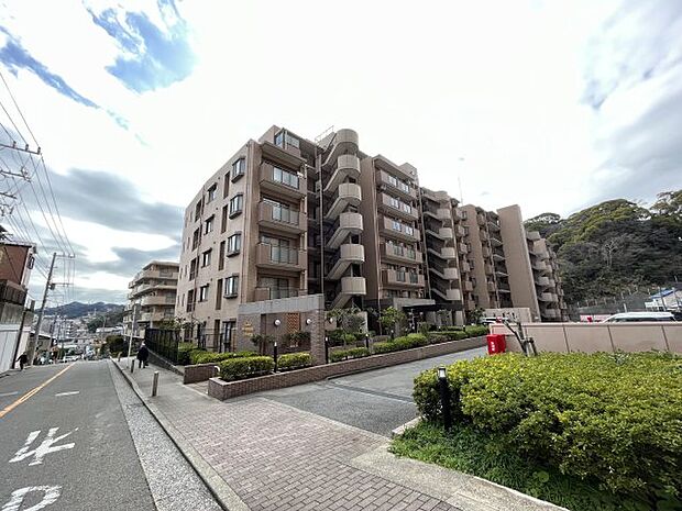 京急田浦駅徒歩約11分、高台に位置する眺望良好な分譲マンションです♪