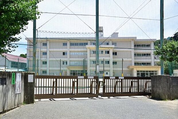 【小学校】横須賀市立山崎小学校まで678ｍ