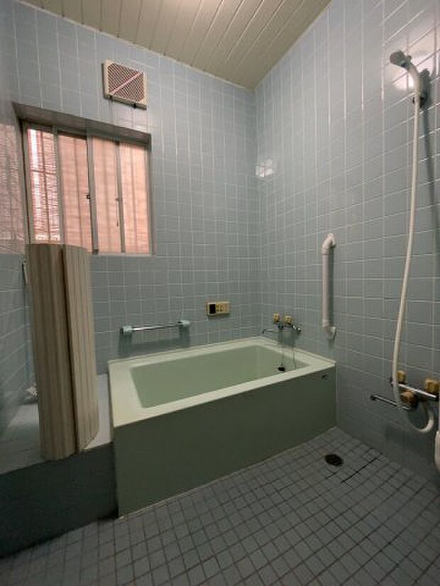 【浴室】　お風呂にも窓があり換気のしやすい浴室となっております。