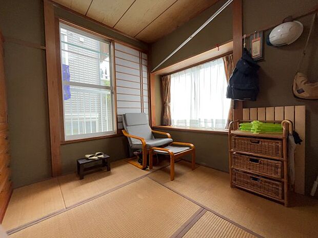 【2階和室4.5帖】　L型のバルコニー面しており、こちらの和室も日当たりの良いお部屋です。