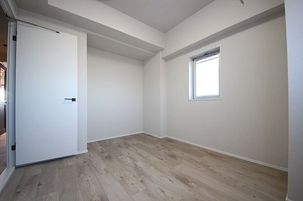 約5.5帖の洋室です！白を基調にした清潔感のあるお部屋です。