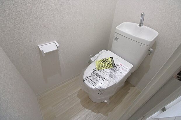 白を基調とした清潔感漂うトイレは広々としており、ゆったりと落ち着くデザインです。機能性も兼ね備えております☆　