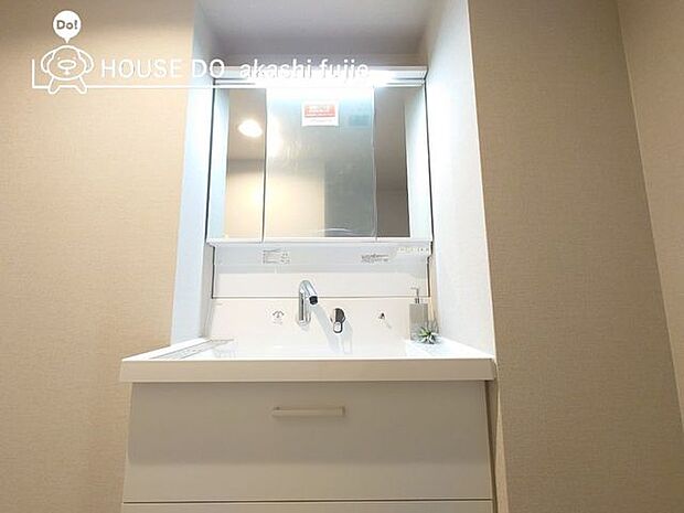 ゆとりの洗面スペースで朝の身支度もスムーズに♪三面鏡付きの鏡がございます。