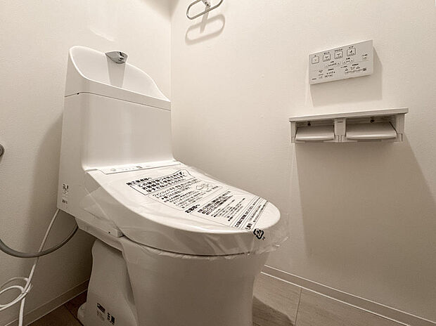 トイレはリモコンタイプの温水洗浄便座です。清潔感のある白に統一されています。