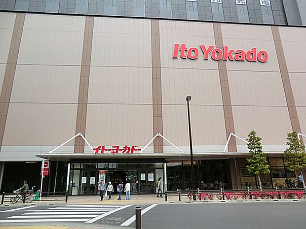 イトーヨーカドー武蔵小金井店まで３５０ｍ。飲食店や衣料品など、様々な店舗がございます。