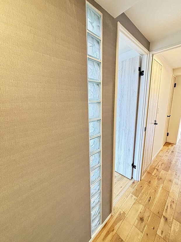 玄関と寝室の壁にはガラスブロックが敷き詰められており、とても素敵な印象をうけます☆